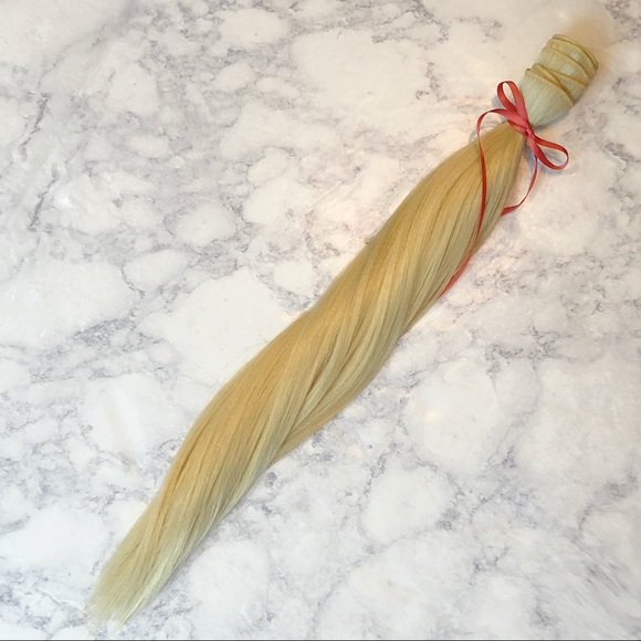 613 Bleach Blonde 20” Hair Extensions - Picture 5 of 6
